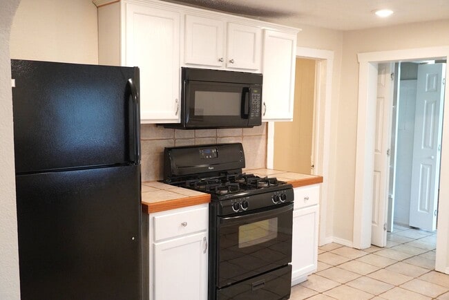 Building Photo - PRE-LEASING! Adorable Bungalow Steps From ...