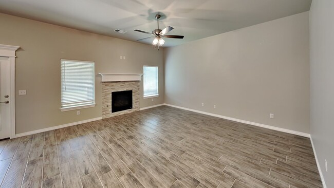 Building Photo - Luxury 4 Bedroom 2 Bathroom Home in Norman...