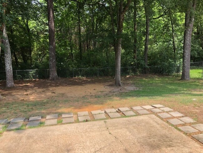 Building Photo - 2202 Holly Hill Dr