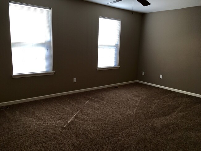 Building Photo - 3 Bed 2 Car Townhome in Grain Valley