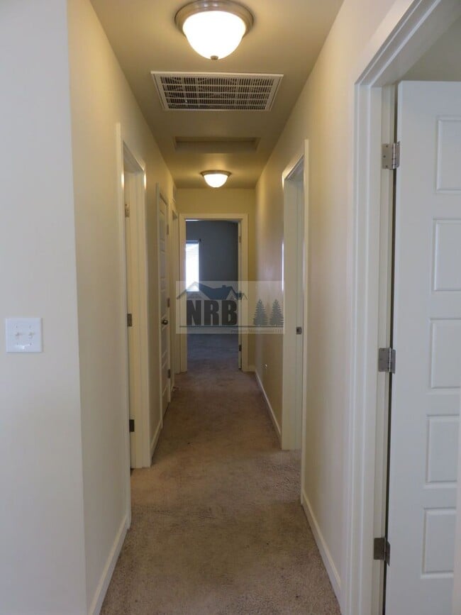 Building Photo - Stunning 3 bd House located in a Gated Community of Puyallup!