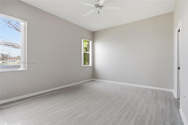 Building Photo - 575 SE 29th Dr