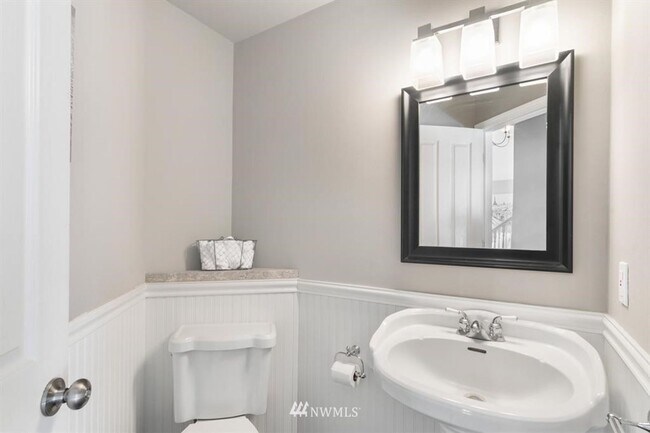 Building Photo - 3 Bedroom 2.5 Bath Hilltop Home w/Beautifu...