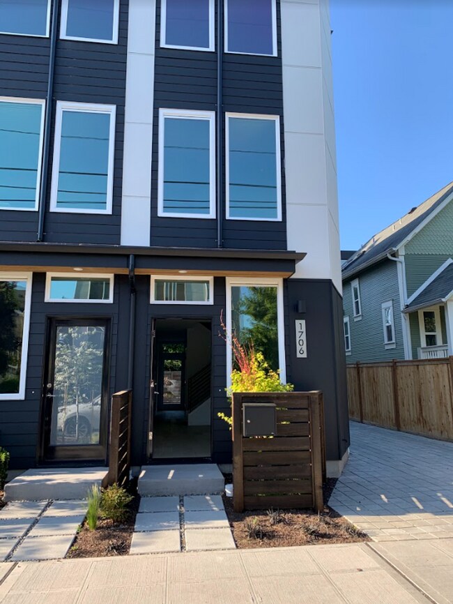 Building Photo - Modern 3B/2Ba Light & Bright Ballard Townhome!