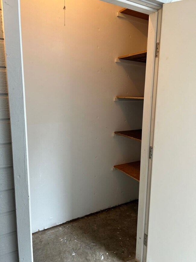 Building Photo - Spacious bright condo with new carpet and new paint and 2 bathrooms