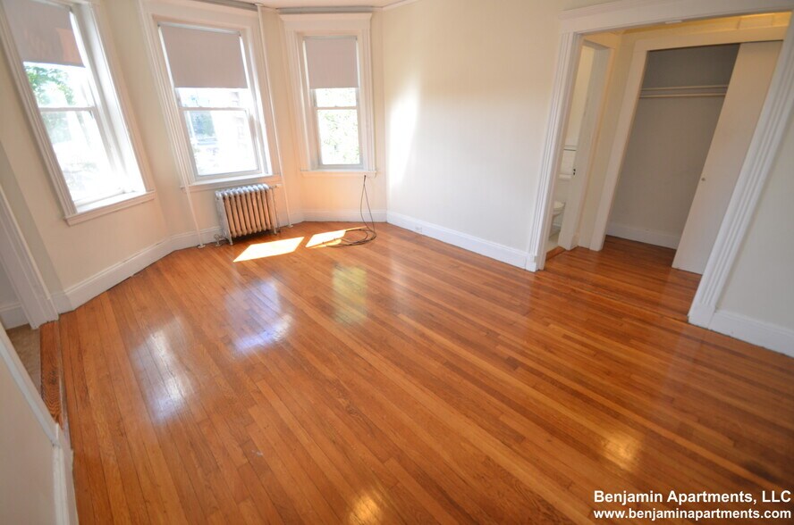 Building Photo - 235 Park Dr