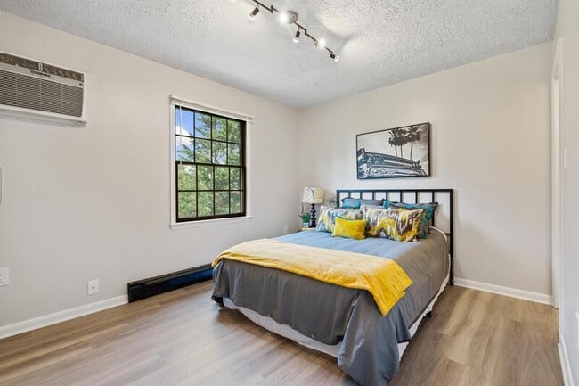 Building Photo - 2553 Bradford Ct
