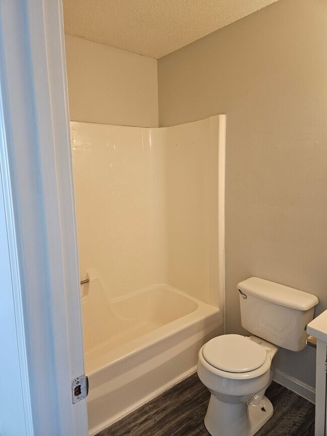 Building Photo - 1 BR 1 Bath at Green Valley Apartments