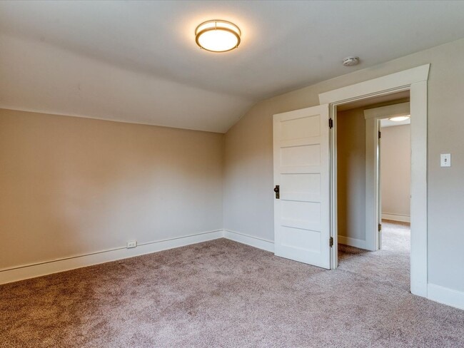 Building Photo - Beautifully remodeled corner lot Roosevelt Home