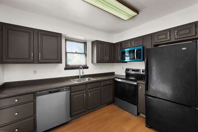 Building Photo - 2700 Queenswood Dr