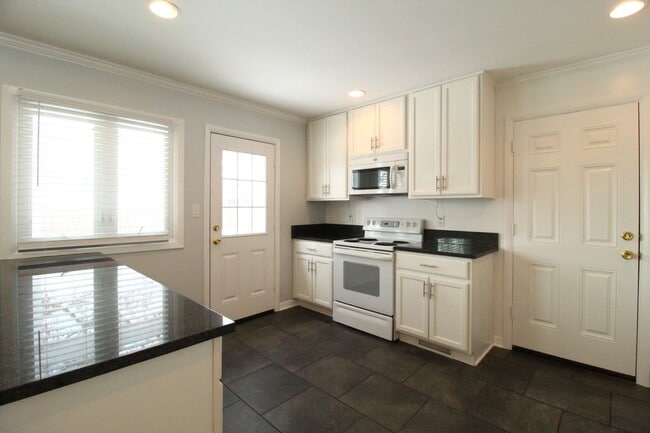 Building Photo - February FREE On This 3 Bedroom 2.5 Bath Home In Overland Park