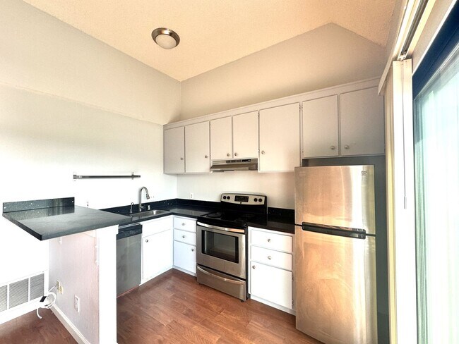 Building Photo - BEAUTIFUL TOP FLOOR  1 BED 1 BATH CONDO W/...