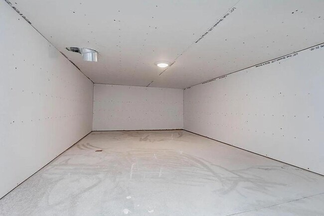 Building Photo - 1517 KEYSTONE CIR NE