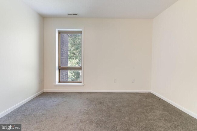 Building Photo - 23240 Rosewood Ct