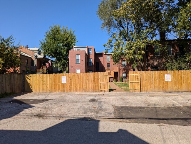 Building Photo - 1006 Geyer Ave