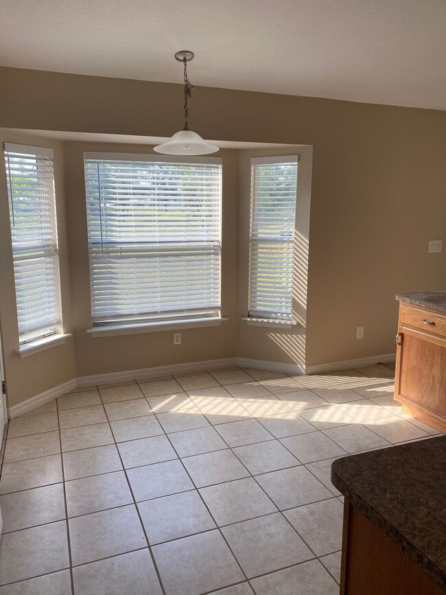 Building Photo - SILVER SPRINGS SHORES 3/2/2 - *WON'T LAST*