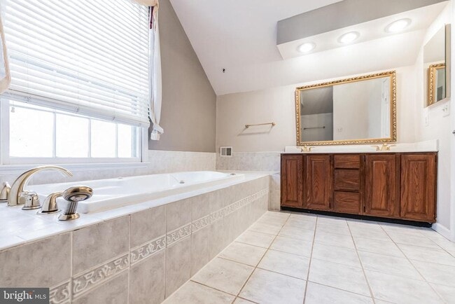 Building Photo - 14524 Pebblewood Dr