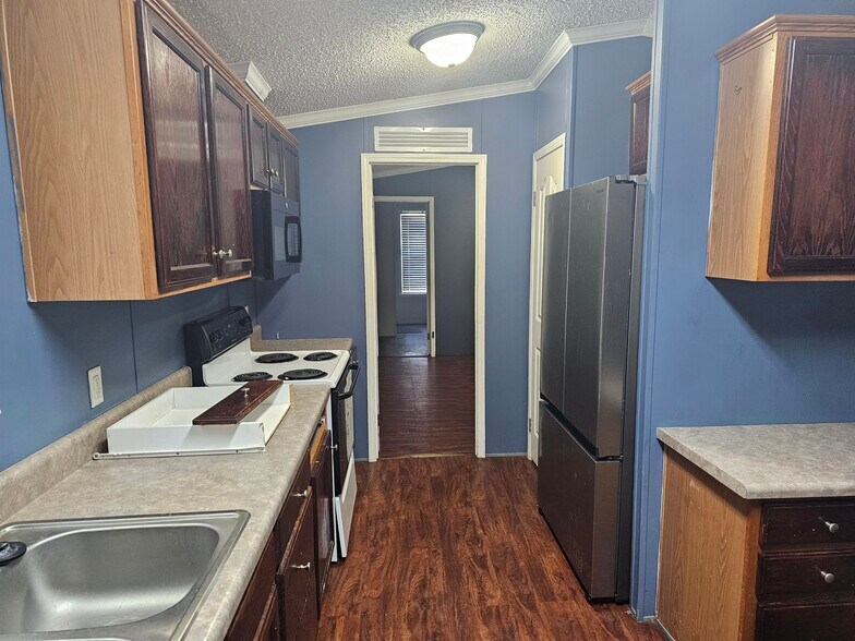 Updated appliances - 495 Apricot St