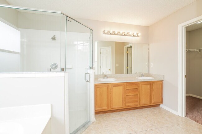 Building Photo - 3211 Woodglen Dr