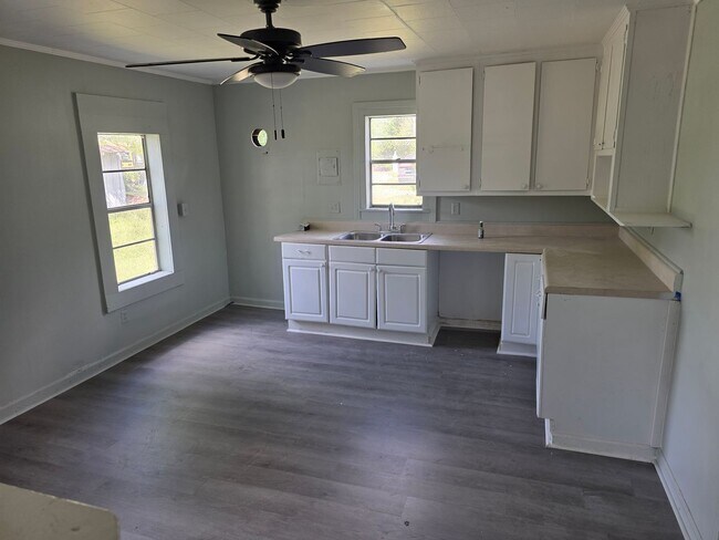 Building Photo - 2 bed/1 bath House Under Renovations