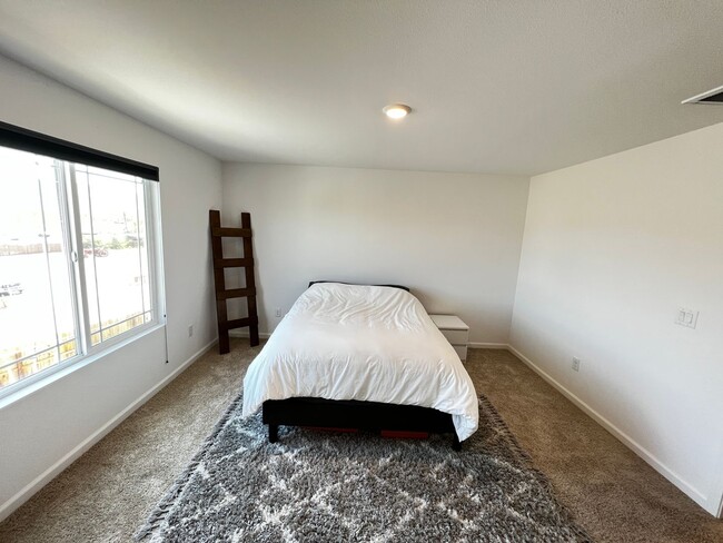 Building Photo - Furnished Rent in South Reno