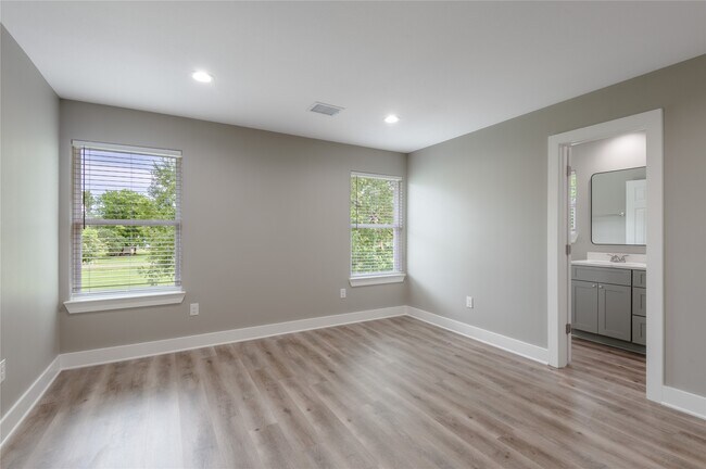 Building Photo - 140 Shady Oaks