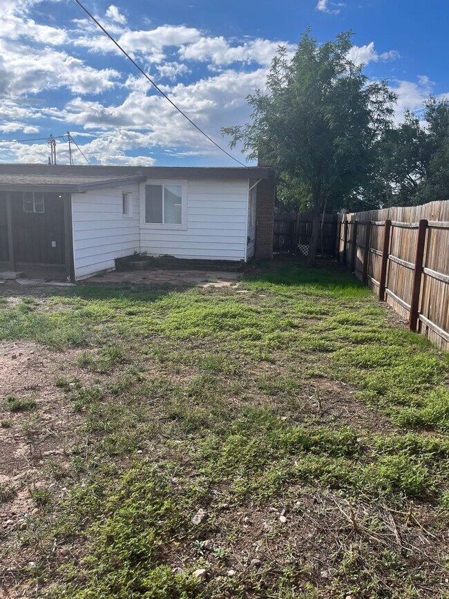 Building Photo - 400 W Arrowhead Dr