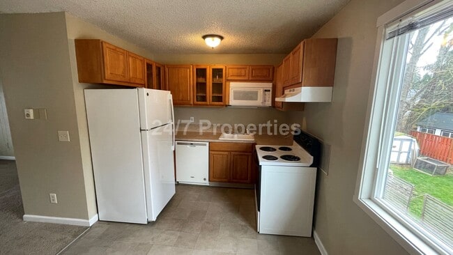 Building Photo - Upper-Level 2 BD | 1 BA Home - FoPo
