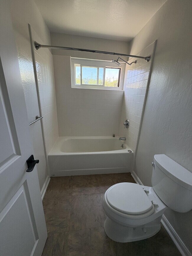Building Photo - Updated Lauriedale 1 bd/1 ba Condo | Cats Welcome | Pools, Gym & Covered Parking | 10' x 10' Stor...