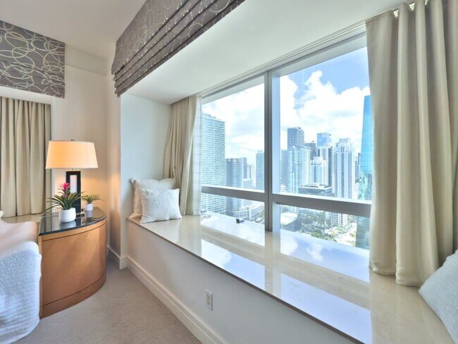 Building Photo - 1435 Brickell Ave