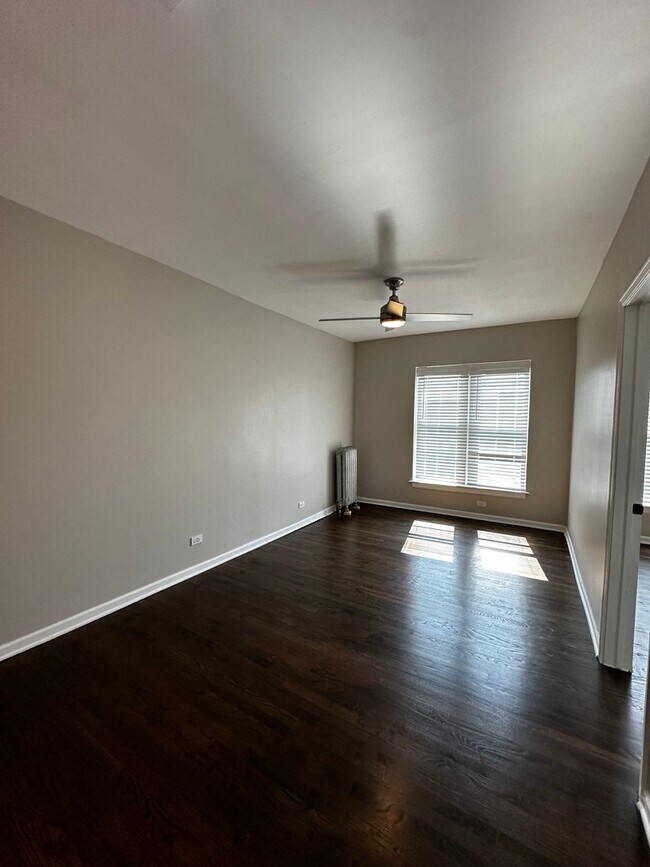 Building Photo - Beautiful Updated 1 bed in Logan Square Ne...