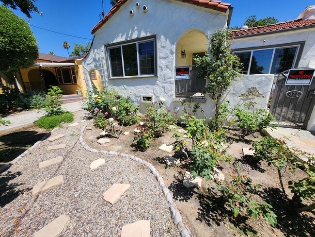Building Photo - Charming 3-Bedroom Home in Altadena with L...