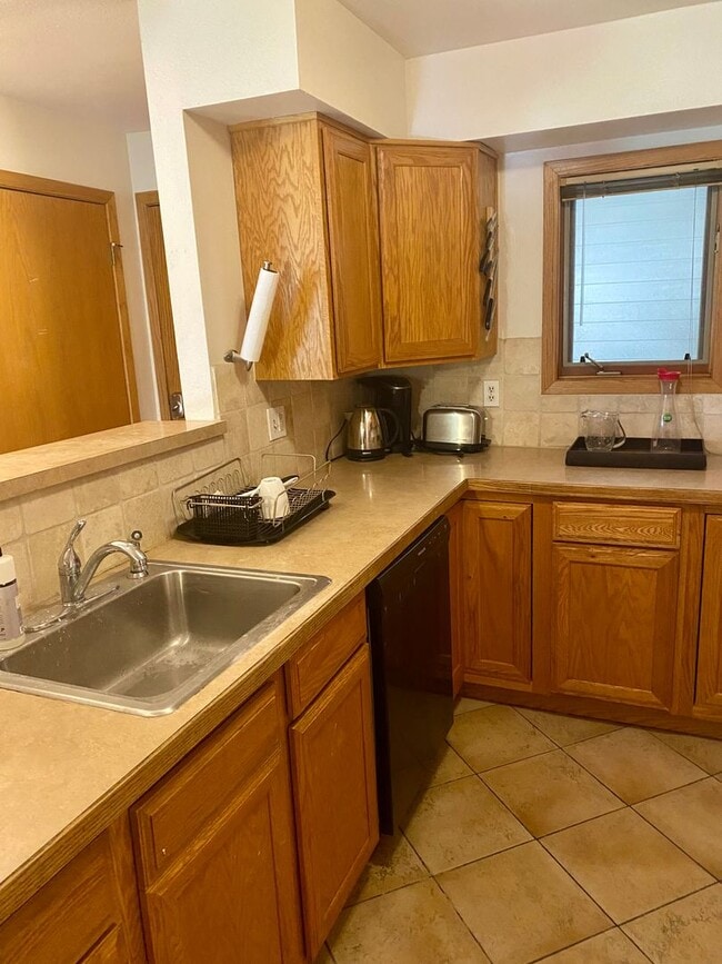 Building Photo - Furnished 2-Bedroom Condo with Great Amenities