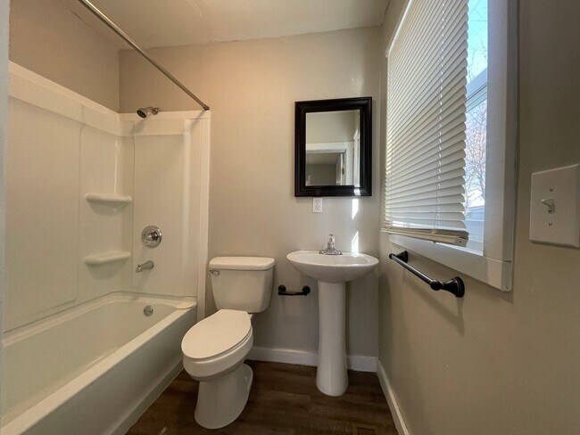 Building Photo - 3 bedroom 1 bath You will love coming Home