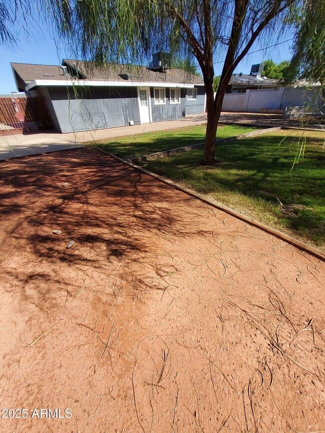 Building Photo - 2225 E Glenrosa Ave