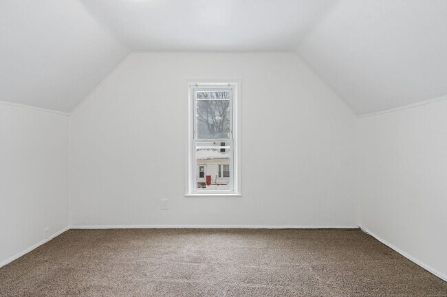 Building Photo - Selling - River Street