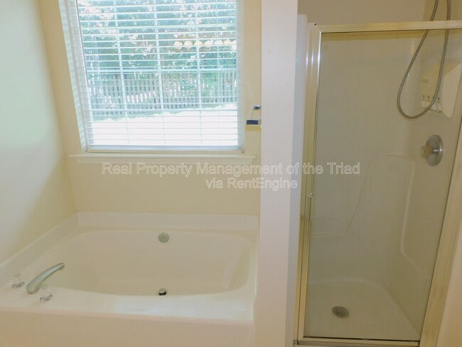 Building Photo - 3805 Tutbury Dr