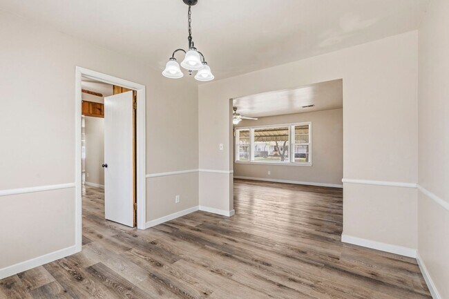 Building Photo - 3 bedroom 1 bath 1 car garage- newly renovated!