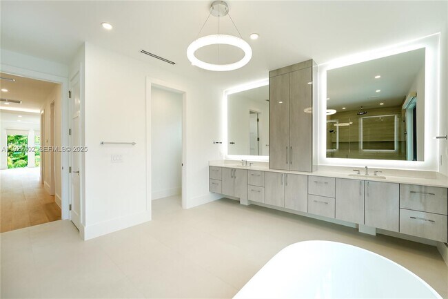 Building Photo - 333 NE Spanish Ct