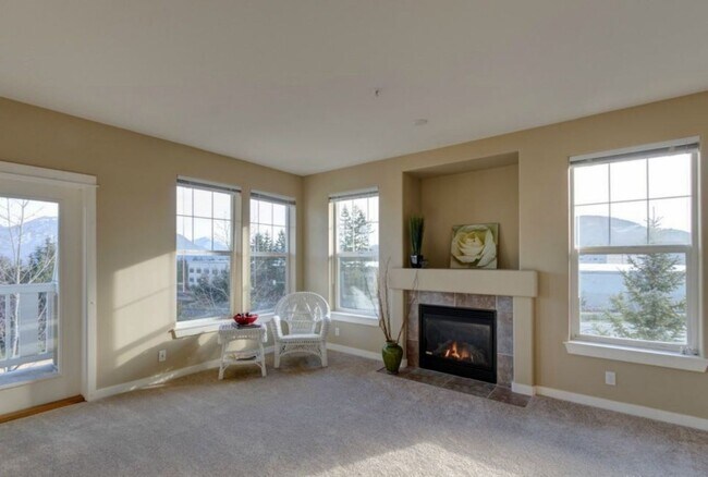 Building Photo - Sunny & Bright Upper Unit in Snoqualmie Ridge