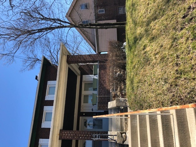 Building Photo - 2343 Sherbrook St