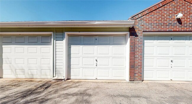 Building Photo - "Charming 1-Bedroom Condo with Mountain Views & Pool in Prime Boulder Location!"