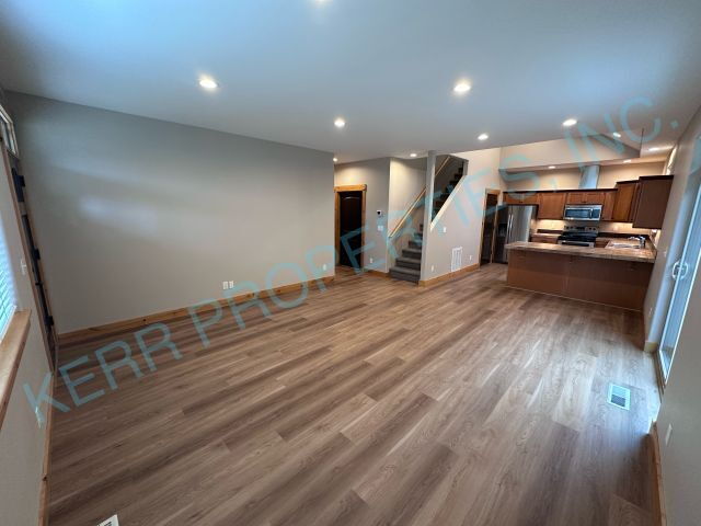 Building Photo - Discover Comfort and Space in A Charming 3-Bed, 2-Bath Retreat in Troutdale!