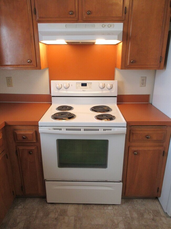 Building Photo - Large Two Bedroom w/ Garage