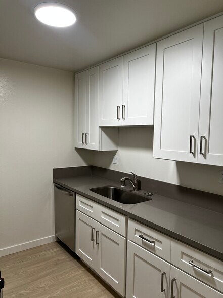Building Photo - 3861 Vinton Ave