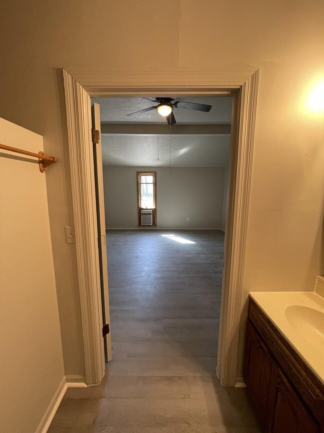 Building Photo - 914 Sparta Dr