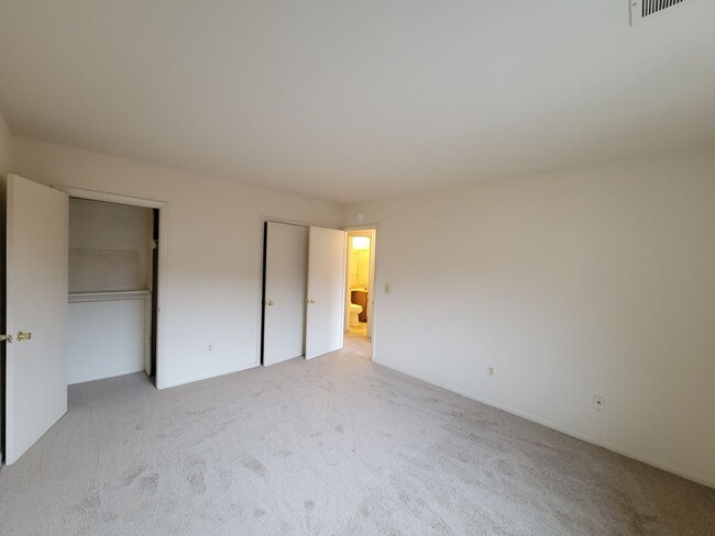 Building Photo - Charming 2 BR/1 BA Condo in Silver Spring!