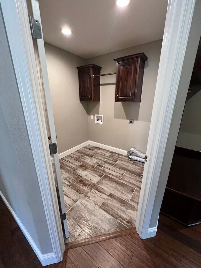 Building Photo - 4 Bedroom | 2 Bathroom | 3 Car Garage| Springfield MO | Fire Place | Covered patio!