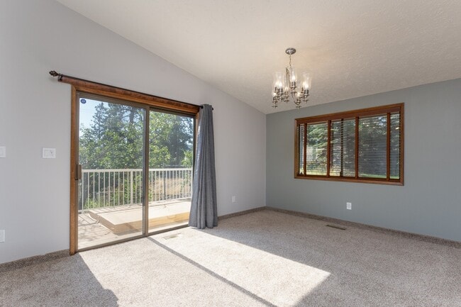 Building Photo - 3+ Bedroom, 3 Bath Available in quiet Spok...