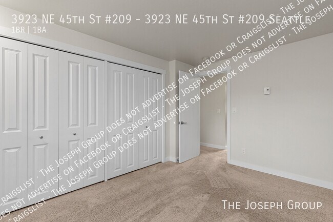 Building Photo - 3923 NE 45th St